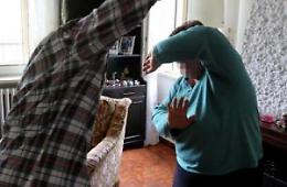 Orrore in casa: figlio picchia brutalmente l'anziana madre disabile