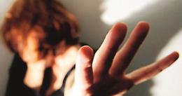 Afferra la mamma e la scaraventa contro un muro: figlia violenta a giudizio