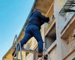Costretto ad arrampicarsi tra le lapidi per deporre un fiore: la foto diventa virale