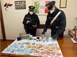 Droga in auto e nel mobile della camera da letto: giovane pusher in manette