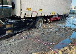 Buche come voragini, tir resta impantanato sulla strada Asi: una gru sul posto