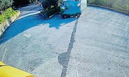 Abbandona rifiuti e anche un water davanti al cimitero: incastrato dalle telecamere