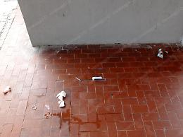 Siringhe e fazzoletti sporchi di sangue sotto un palazzo: l'ira dei residenti
