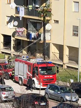 Palma avvolta dalle fiamme nel quartiere di San Giuliano: momenti di paura