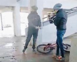 Striscia la notizia al Casermone, attimi di tensione: minacciato Brumotti