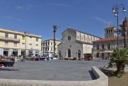 Ladri in azione in un negozio del centro: forzano la porta ma vanno via a mani vuote