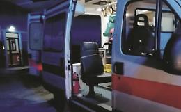 Perde il controllo dell'auto e si schianta contro il distributore: uomo sotto choc