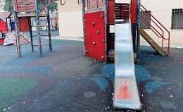 Piazza nel mirino dei vandali: giochi imbrattati e scritte oscene