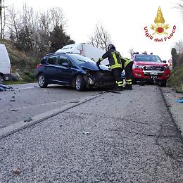Grave incidente sulla statale, due feriti: sul posto anche un'eliambulanza