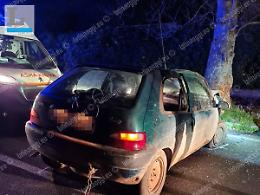 Auto contro un palo, due giovani in ospedale: arrestato il 27enne alla guida