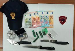 Spaccio in pieno giorno: pusher arrestato dopo aver ceduto hashish ad uno studente