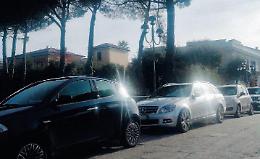 La sosta selvaggia continua, snobbata l'ordinanza: fioccano le multe