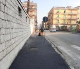 Manutenzione, operai al lavoro per sistemare marciapiedi e illuminazione