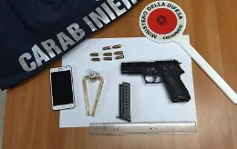 Colpi di pistola in strada, la folle vicenda fa scattare l'allarme: arrestato 33enne