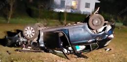 Auto esce fuori strada e si ribalta in un terreno: miracolati cinque giovani