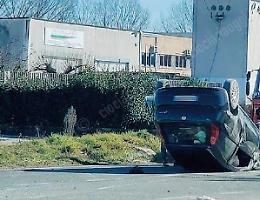 Auto esce fuori strada e si ribalta in via Morolense: paura per il conducente