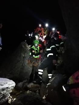 Passeggiata rischia di finire in tragedia, giovane cade in un dirupo: il salvataggio
