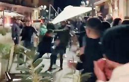 Movida violenta, scoppia la rissa in pieno centro: volano pugni e...tavoli