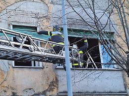 Finestra pericolante in pieno centro: paura tra i residenti