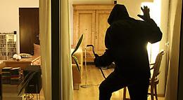 Ladri scatenati, casa derubata in pieno pomeriggio: residenti in allerta