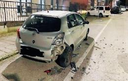 Si schianta contro un'auto in sosta e fugge: rintracciato il responsabile