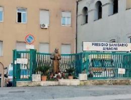 Tragedia in sala d'attesa: uomo si accascia a terra e muore mentre visitano la moglie