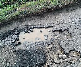 Strade impraticabili e allarme sicurezza, la rabbia dei cittadini