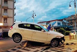 Auto sulle fioriere di via Aldo Moro: giovane guidava sotto l'effetto di droga