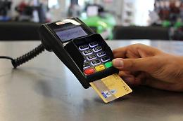 Truffa del pos malfunzionante: benzinaio furbetto inganna cliente e finisce nei guai