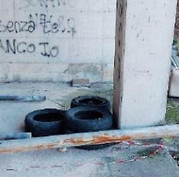 Pneumatici, ingombranti e altri rifiuti sotto la piazza: il degrado è servito