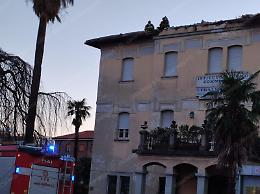 Il vento flagella la città, tanti i disagi: vigili del fuoco in azione