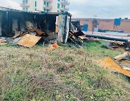 Baracca in fiamme a Cavoni: domani la bonifica dell'area verde