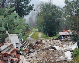 Rifiuti speciali abbandonati in strada: caccia agli ecocriminali