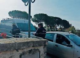 Sosta selvaggia sui ponti per andare al mercato: raffica di multe