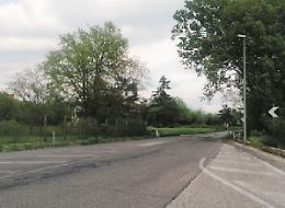 Casilina pericolosa: giovane esce di strada con l'auto e finisce in un fossato