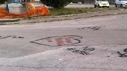 Vandali in azione, simboli fallici e scritte fuori l'asilo: lo scempio