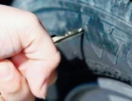 Furto con la gomma bucata: il ladro lo distrae e gli ruba il borsello
