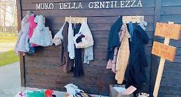 Gentilezza al...chiodo: ecco un muro dove poter lasciare abiti, scarpe e giochi