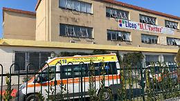 55enne si accascia a terra e muore: alcuni studenti lanciano l'allarme