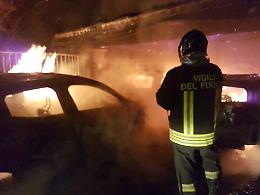 Pauroso incendio nella notte: sei auto divorate dalle fiamme