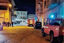 Solo e infreddolito accende un falò per scaldarsi. Ma mette a rischio il palazzo