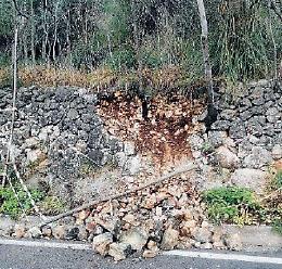Frana sulla strada, massi si staccano dal costone: tragedia sfiorata