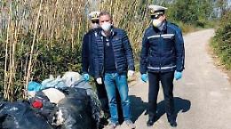 Ditta edile abbandona rifiuti al bosco Vandra: immortalati da una foto trappola