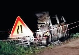 Auto divorata dalle fiamme, miracolato il conducente: forte lo choc