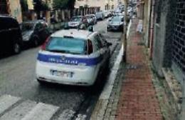 Auto della Municipale parcheggiata controsenso: la polemica infiamma i social
