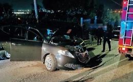 Perde il controllo dell'auto e si schianta contro un palo: paura per un giovane