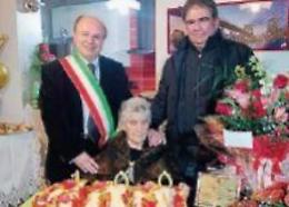 Nonna Maria Cristina compie 100 anni: paese in festa per il bel traguardo