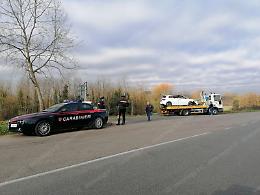 Auto si ribalta dopo l'impatto con un albero: due giovani miracolati
