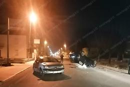 Incidente all'alba, scontro tra due auto: una si ribalta. Momenti di paura