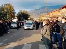 Funerali Rocco Di Nota: rombi di moto e palloncini per lo straziante addio al 41enne